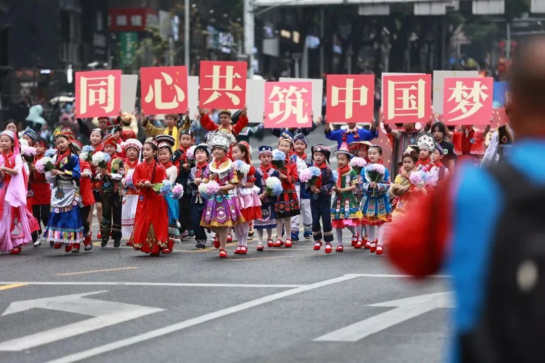 奔跑，让民族团结之花盛放！马拉松跑团亮相贵州民族团结大巡游