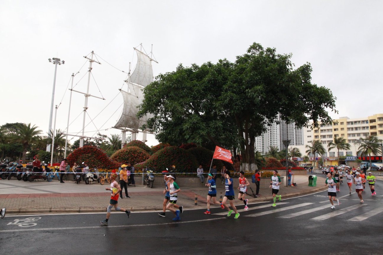 艾利克斯陪你冲线！2025海口马拉松，全力跑出好成绩！